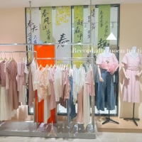 夏季 T 恤陈列技巧：让顾客一眼沦陷的视觉营销